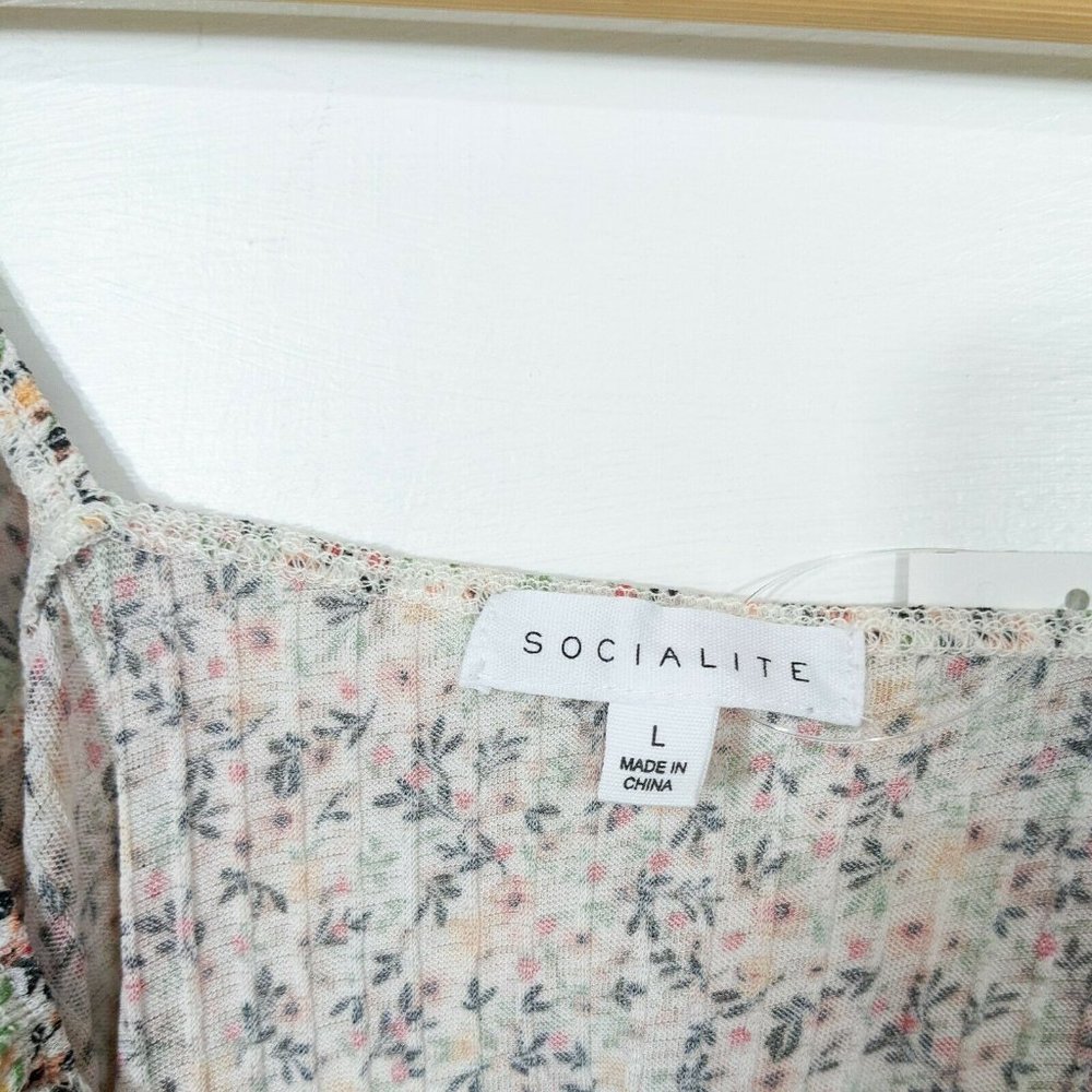 SOCIALITE NWOT Floral Knit Ruffle Bodysuit Size Large - Picture 4 of 6